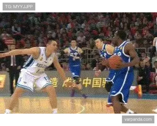 篮球阻挡和带球撞人区别何在？详细规则定义与判罚标准